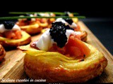 Sfogliatine con patate, salmone, caviale e panna acida