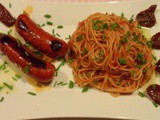 Asiiette de petits chorizos aux spaghetti et tomates séchées