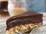 עוגת מוס שוקולד על בסיס מרנג אגוזים – ללא קמח