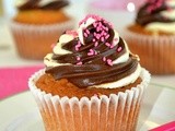 Cupcakes Βανίλιας με frosting λευκής & μαύρης σοκολάτας