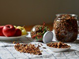 Domácí granola s ořechy, semínky, kokosem a čokoládou