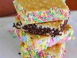 Frosting Graham-wiches {aka: How to Enjoy Leftover Frosting ... other than straight from a spoon}