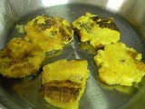 Tostones con mojito de ajo (twice-fried plantains with garlic sauce)