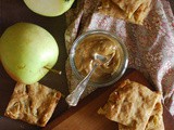 Quadrotti alle mele vegan con caramello salato | Vegan apple squares with salted caramel
