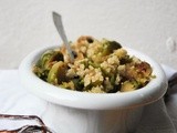 Quinoa con cavoletti di Bruxelles, uvetta di Corinto e mandorle