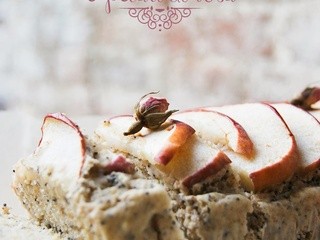 Torta vegan alla camomilla, mele e petali di rosa