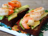 Cumin flavored shrimp and avocado brochettes with super seed gluten free bread - Μπρουσκέτες από πολύσπορο ψωμί χωρίς γλουτένη με γαρίδες αρωματισμένες με κύμινο και αβοκάντο