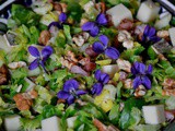 Spruitjessalade met walnoten en viooltjes