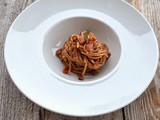 Spaghetti con olive nere e guanciale croccante