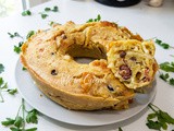 Ciambella salata morbida con prosciutto olive e provola