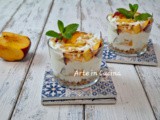 Coppette alle pesche e yogurt greco
