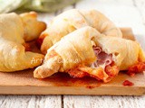 Cornetti con pasta pizza pronta con prosciutto e provola