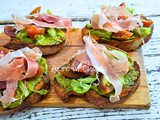 Crostini al pesto e pomodorini idea facile e veloce per stupire in estate
