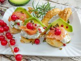 Cucchiaini di sfoglia con salmone e avocado