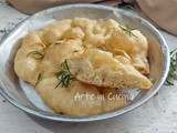 Focaccia nel ruoto bianca al rosmarino