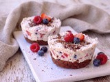 Mini cheesecake fragole e frutti di bosco al cioccolato
