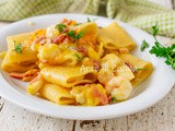 Paccheri con gamberetti e speck