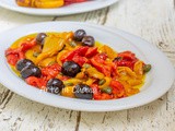 Peperoni con capperi e olive alla napoletana