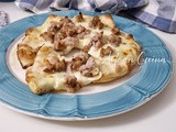 Pizza come in pizzeria con salsiccia e provola