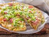 Pizza senza lievitazione con zucchine e prosciutto