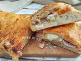 Pizza stromboli arrotolata con ricotta e salame