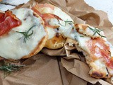 Pizzette alla ricotta con speck e provola