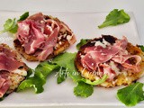 Pizzette di patate schiacciate con prosciutto e formaggio