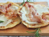 Pizzette schiacciate alle patate con bacon e provola