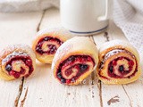 Rotolini di brioche alla marmellata