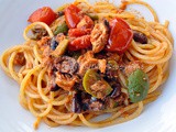 Spaghetti alla zingara (o alla belladonna): ricetta veloce con tonno e olive