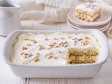 Tiramisù torta della nonna: dolce con crema e pinoli