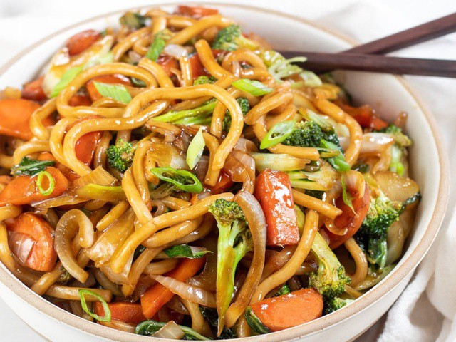 Yaki Udon (Easy Stir Fried Udon Noodles) - Hungry Huy