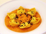 Tortelli alla lavanda ripieni di Parmigiano Reggiano dop in crema di zucca e Cipolla di Medicina e polvere di olive nere