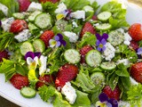 Frühlingsfrischer Salat mit Fenchel, Erdbeeren, Schafskäse, Chia & mehr
