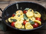 Kürbis-Gnocchi mit Salbeibutter, Kürbiskernen und gerösteten Tomaten 🎃