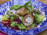 Mediterrane Schnitzelröllchen auf gemischtem Salat und dazu zitroniger Kartoffelstampf