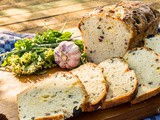 Mediterranes Brot mit Oliven, Schinken und Käse