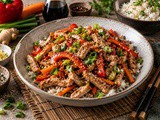 Barvit azijski stir-fry s svinjino in hrustljavo zelenjavo iz voka