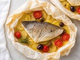 Bela riba v škrtocu s krompirjem, češnjevci in olivami