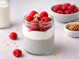 Chia puding: osnovni recept + 10 idej za hiter zajtrk (z jogurtom, sadjem in čokolado)