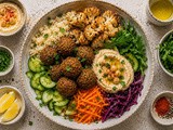 Falafel skleda s humusom in pečeno cvetačo za hitro kosilo