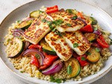 Halloumi (sir za žar) z medeno zelenjavo in bulgurjem
