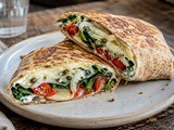 Hitro četrtkovo kosilo: zapečeni wrap s koromačem, kaprami in paradižnikom