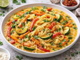 Hitro kosilo: Kokosov curry z zelenjavo in riževimi rezanci (veg, 20 min)