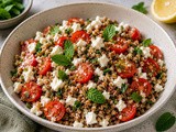 Hladna ajdova solata s feta sirom, paradižniki in meto