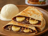 Hrustljava Nutella quesadilla z banano in lešniki