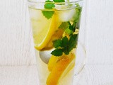 Ledeni čaj z ingverjem in limonino travo