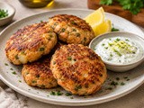 Lososovi polpeti s krompirjem in limoninim jogurtom