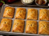 Mini pite iz listnatega testa s papriko, feto in medom
