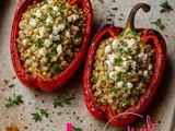 Pečene rdeče paprike, polnjene z ješprenjem, feta sirom in zelišči